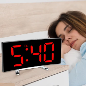 Dijital alarmlı saat Saat Kavisli Kısılabilir Ayna Saat 7 İnç Çocuklar İçin Yatak Odası Ev Dekorları LED Ekran Büyük Sayı Masa Saati