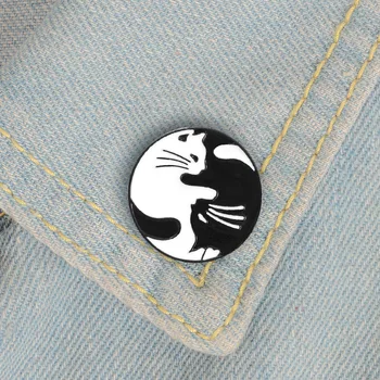 Karikatür Siyah Beyaz Tai Chi Kediler Emaye Pin Sarılma Kediler Rozeti Broş Çanta Elbise Yaka Pin hayvan figürlü mücevherat Aksesuarları Hediye